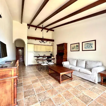 Stunning Views Beside The Beach, Aptartment With Pool