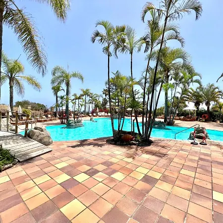 Stunning Views Beside The Beach, Aptartment With Pool Apartment *
