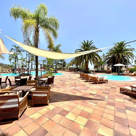 Stunning Views Beside The Beach, Aptartment With Pool 公寓 *