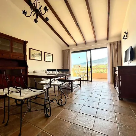 Stunning Views Beside The Beach, Aptartment With Pool Apartment