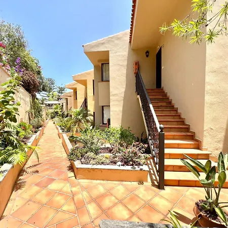 Stunning Views Beside The Beach, Aptartment With Pool