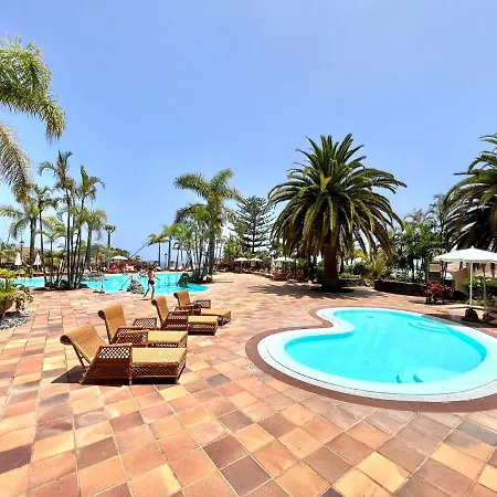 Apartment Stunning Views Beside The Beach, Aptartment With Pool *