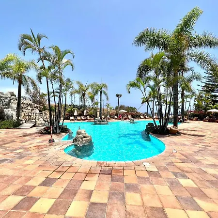 Stunning Views Beside The Beach, Aptartment With Pool