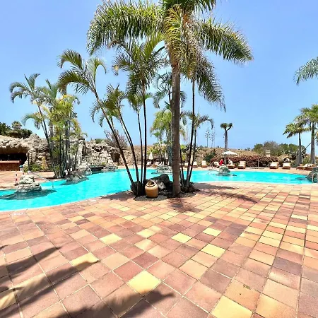 Stunning Views Beside The Beach, Aptartment With Pool Apartment