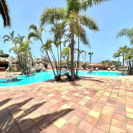 Stunning Views Beside The Beach, Aptartment With Pool 아파트