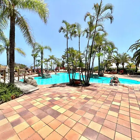 Stunning Views Beside The Beach, Aptartment With Pool