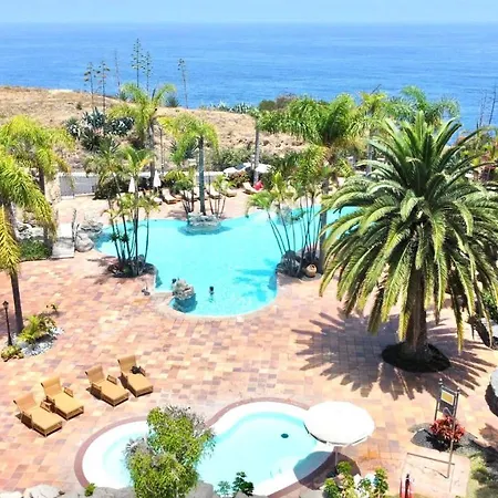 Stunning Views Beside The Beach, Aptartment With Pool 아파트 *