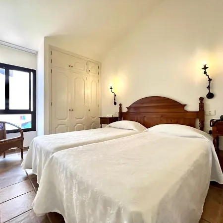 Stunning Views Beside The Beach, Aptartment With Pool 아파트