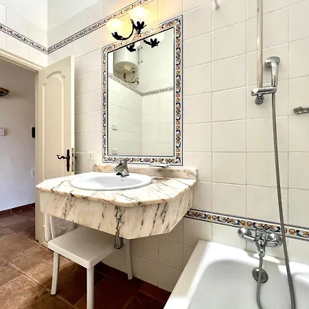 Stunning Views Beside The Beach, Aptartment With Pool