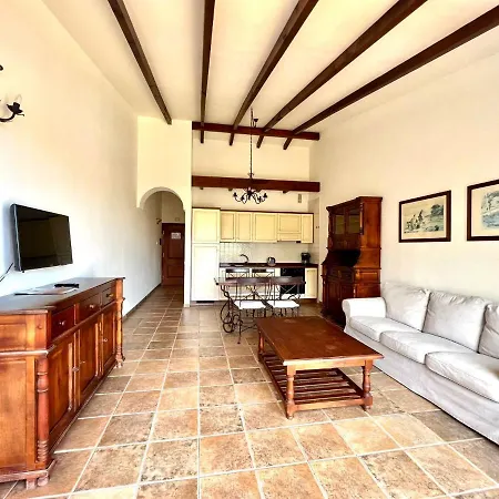 아파트 Stunning Views Beside The Beach, Aptartment With Pool